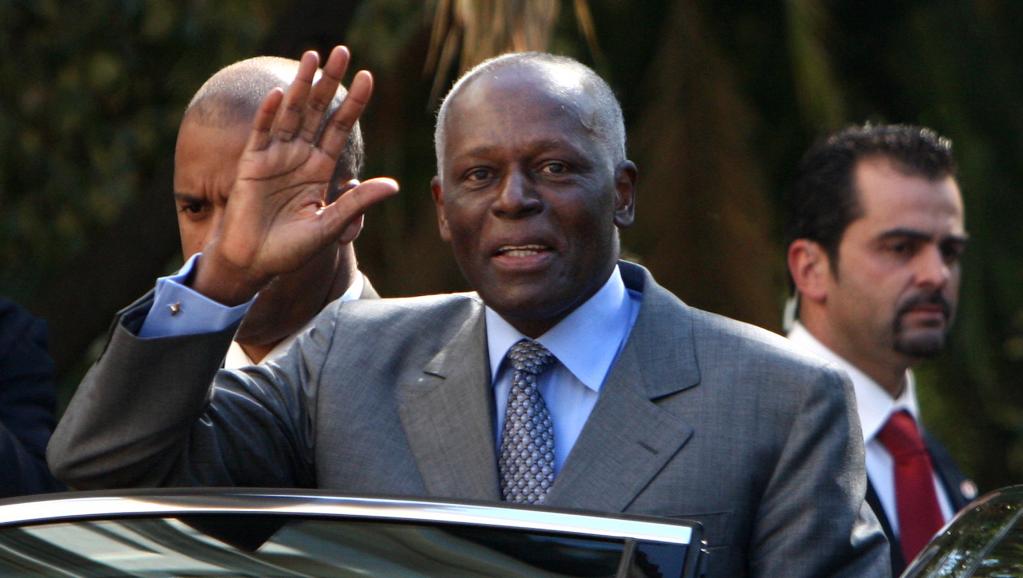 Le président de l'Angola José Eduardo dos Santos entame une visite officielle à Paris mardi 29 avril 2014. Une visite évènement qui doit ouvrir une nouvelle ère dans les relations entre Paris et Luanda. AFP PHOTO/ JOAO CORTESAO