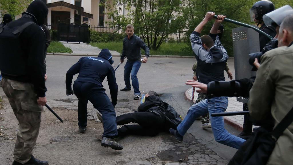 Violences entre partisans de la Russie et pro-Ukraine le 28 avril à Donetsk. REUTERS/Marko Djurica
