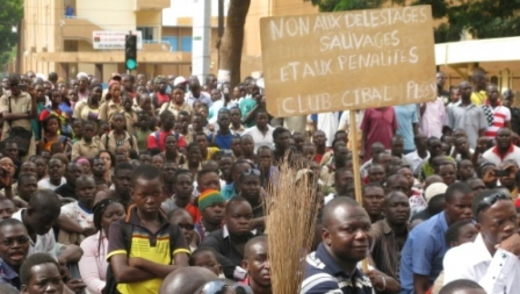 Manifestation à Ouagadougou, ce mardi 29 avril 2014, à l’appel du mouvement « Le balai citoyen » pour protester contre les multiples coupures d’électricité.
