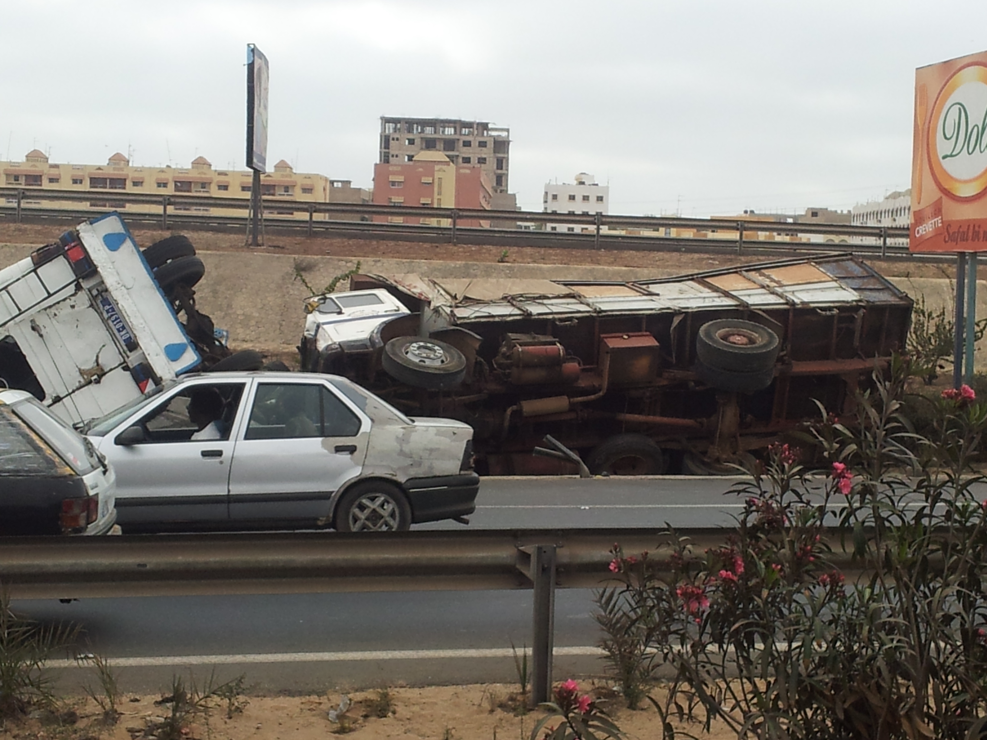 Accident spectaculaire sur l'autoroute: Un car Ndiaga Ndiaye et un camion se cognent et se renversent (Photos)