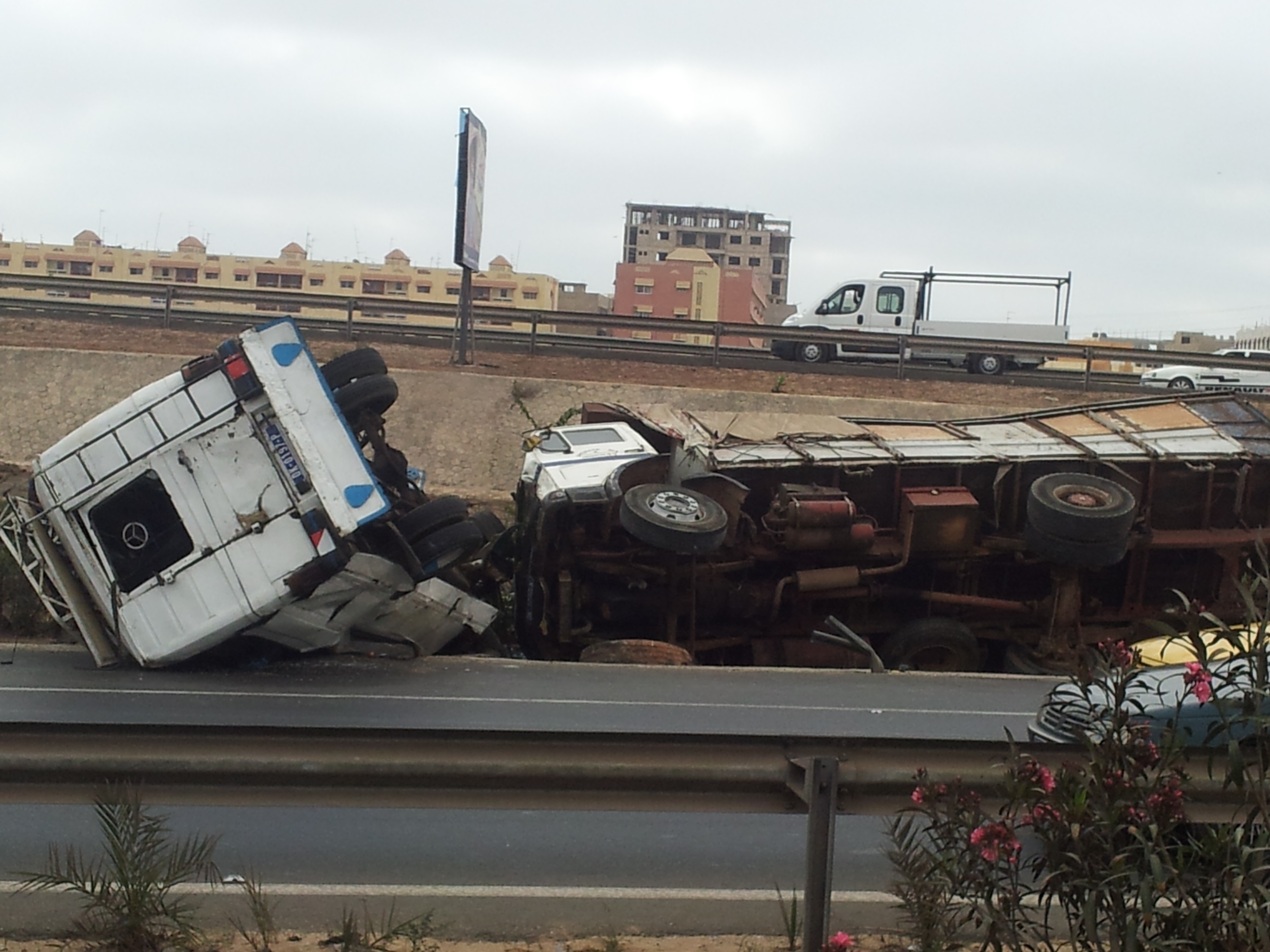 Accident spectaculaire sur l'autoroute: Un car Ndiaga Ndiaye et un camion se cognent et se renversent (Photos)
