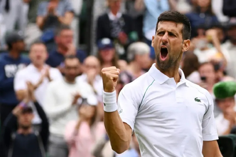 Wimbledon: Novak Djokovic bat Jannik Sinner en cinq sets et se qualifie pour les demi-finales