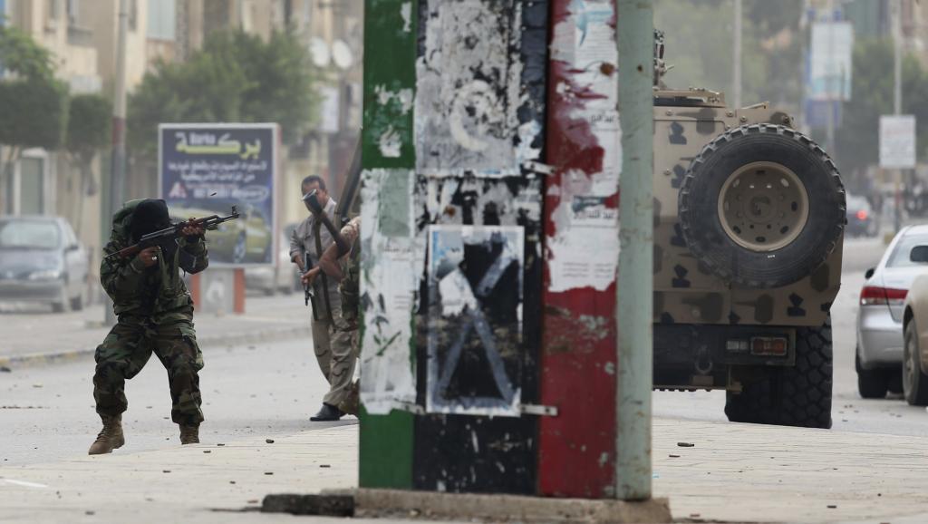 Un membre de l'armée tire vers des militants du groupe Ansar al-Charia, le 25 novembre 2013, à Benghazi. REUTERS/Esam Omran Al-Fetori