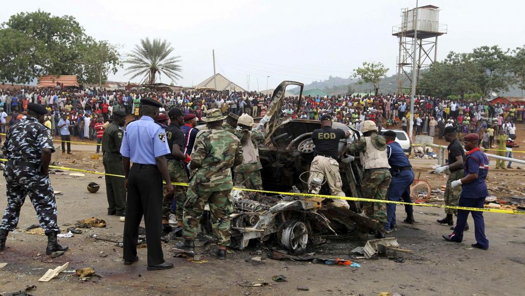 Au lendemain de l’attentat, le 2 mai, des experts dépêchés sur place examinent la voiture piégée qui a secoué la gare routière de Nyanya, à quelques kilomètres du centre d'Abuja.