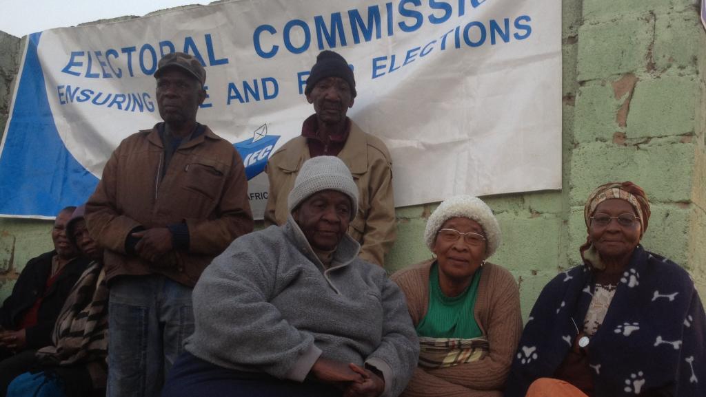 Des Sud-Africaines attendent l'ouverture d'un bureau de vote dans un township de Johannesburg, ce mercedi 7 mai à l'aube.