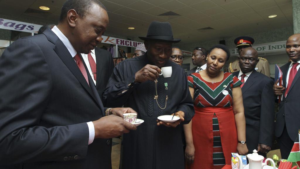 Goodluck Jonathan, le président nigérian (d.) et son homologue kényan Uhuru Kenyatta, à Abuja, lors d'une renconbtre bilatérale, le 5 mai.