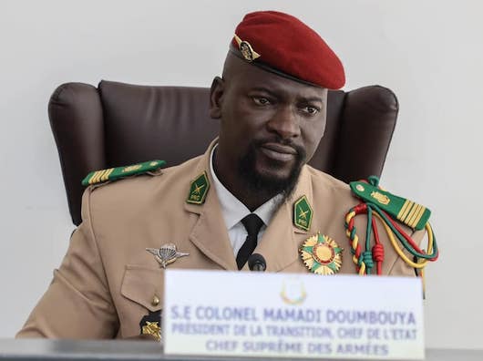 Guinée : le Colonel Doumbia arrête le Conseil des ministres et somme les membres du gouvernement de descendre sur le terrain pour nettoyer la ville