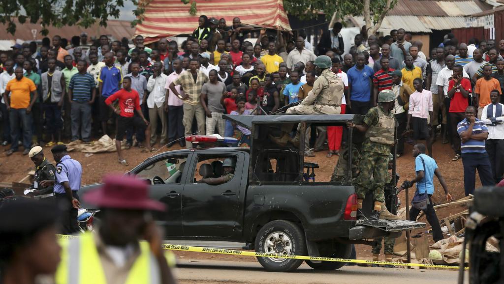 L’armée nigériane arrive sur le lieu d’une explosion à Abuja. Attaque attribuée au groupe jihadiste Boko Haram, le 2 mai 2014.