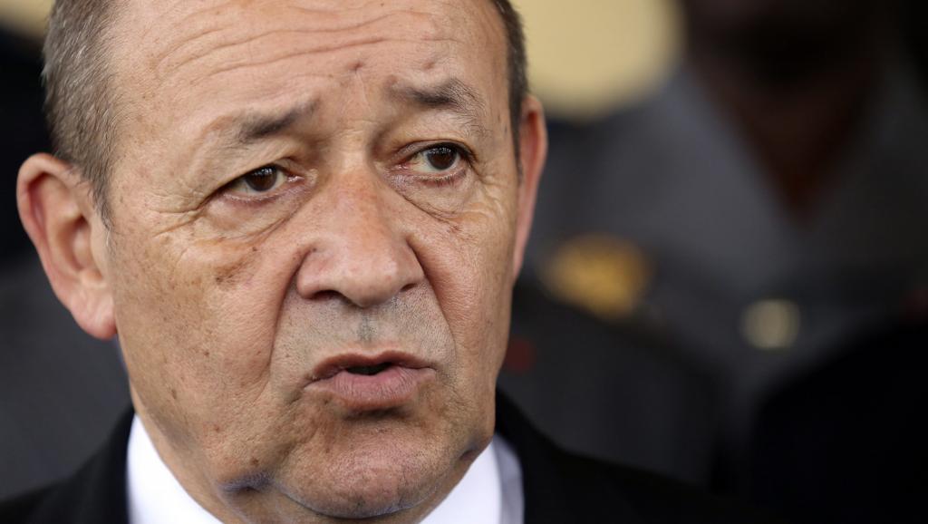 Jean-Yves Le Drian, le ministre français de la Défense, était en visite en Côte d'Ivoire avant sa rencontre avec le président sénégalais du 11 mai 2014. REUTERS/Thierry Gouegnon