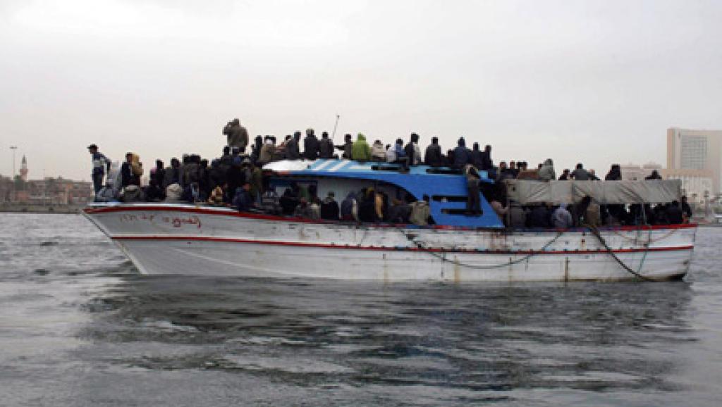 Arrivée au port de Tripoli d'une embarcation, avec des clandestins rescapés à bord (photo archive, le 29 mars 2009).