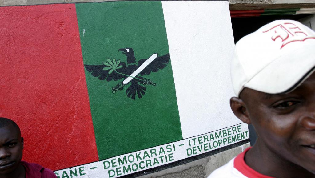 Des militants du CNDD-FDD, en juillet 2005, devant le local du parti, à Bujumbura. AFP PHOTO/JOSE CENDON