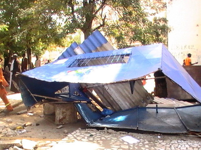 Images Opérations de déguerpissements: la détermination des agents destructeurs face à la détresse des commerçants 