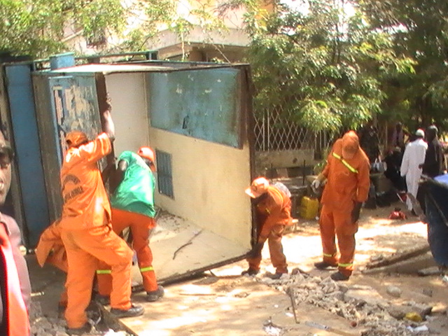 Images Opérations de déguerpissements: la détermination des agents destructeurs face à la détresse des commerçants 