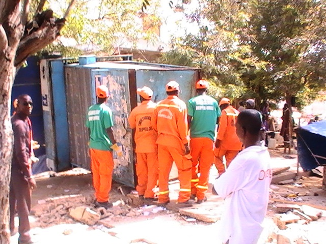 Images Opérations de déguerpissements: la détermination des agents destructeurs face à la détresse des commerçants 