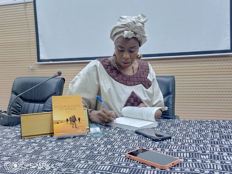 L’auteure Mame Diarra Diop dédicaçant son ouvrage