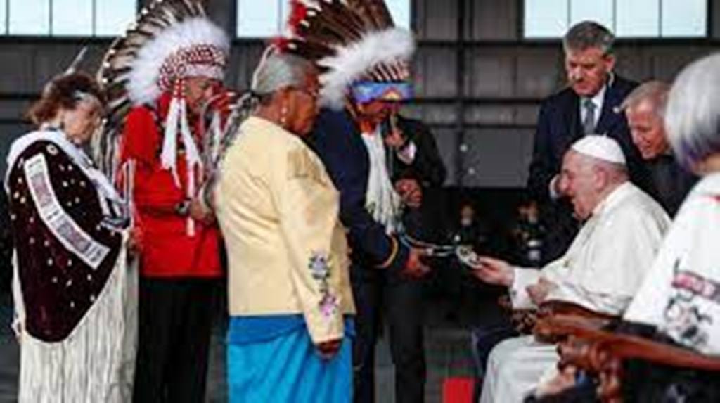 Le Pape en visite auprès des communautés autochtones du Canada: «Je veux plus que des excuses»