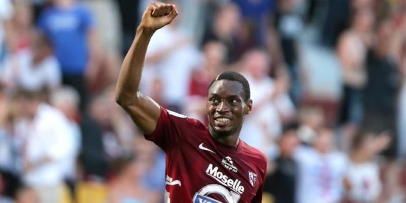 La folle saison de Diafra Sakho : primé meilleur joueur de Ligue 2 française, il étrenne le maillot national