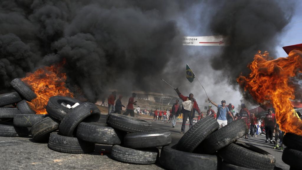 Des militants du Mouvement des travailleurs sans toit (MTST) ont bloqué des rues à Sao Paulo, ce jeudi 15 mai.