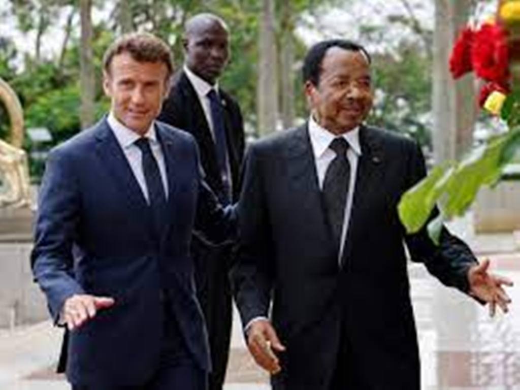 Au Cameroun, Emmanuel Macron et Paul Biya évoquent l'influence russe en Afrique