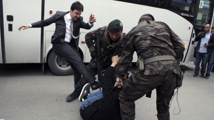 L’incroyable photo du conseiller d’Erdogan qui frappe un manifestant