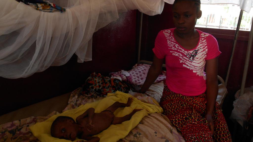 En Centrafrique, Abigaël, 5 mois, pèse le tiers du poids qu'il aurait normalement dû peser. RFI
