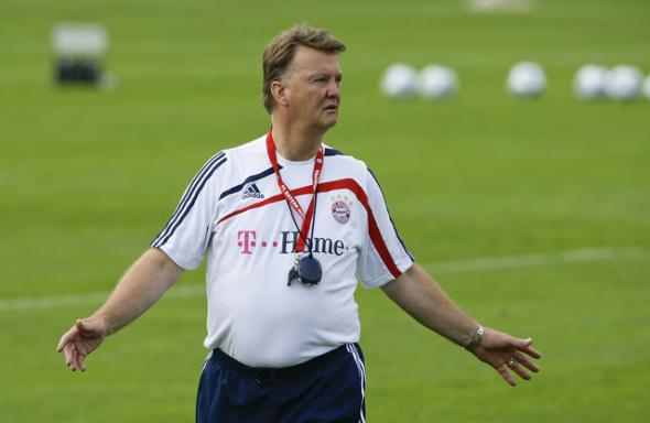 Manchester United: Louis van Gaal nommé manager, Ryan Giggs adjoint