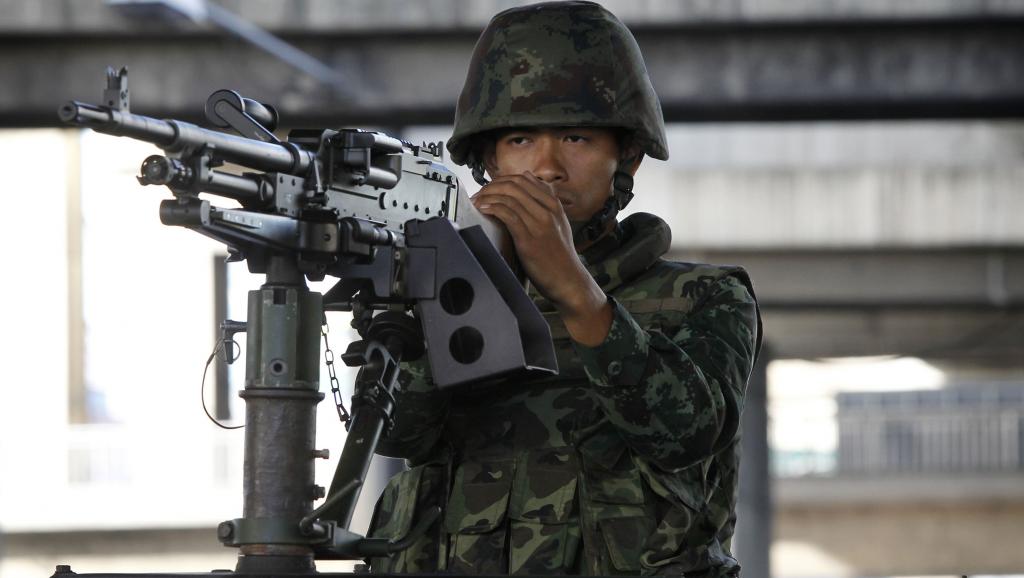 Un militaire thaïlandais dans le centre-ville de Bangkok après la proclamation de la loi martiale, mardi 20 mai. REUTERS/Chaiwat Subprasom