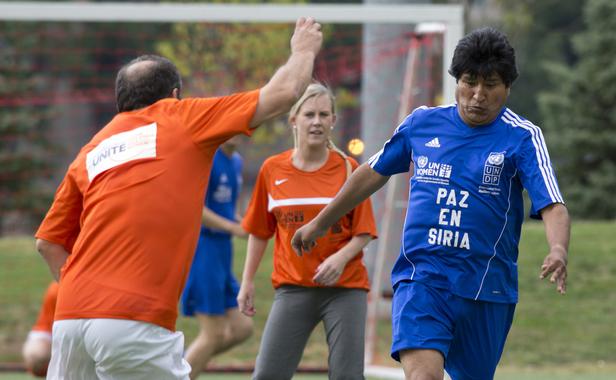 Bolivie: Le président Evo Morales signe dans un club pro