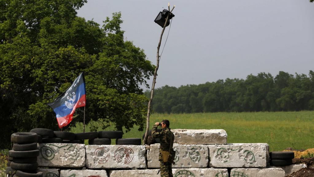 Militant pro-russe devant une barricade située non loin de Sloviansk, le 19 mai 2014. REUTERS/Yannis Behrakis