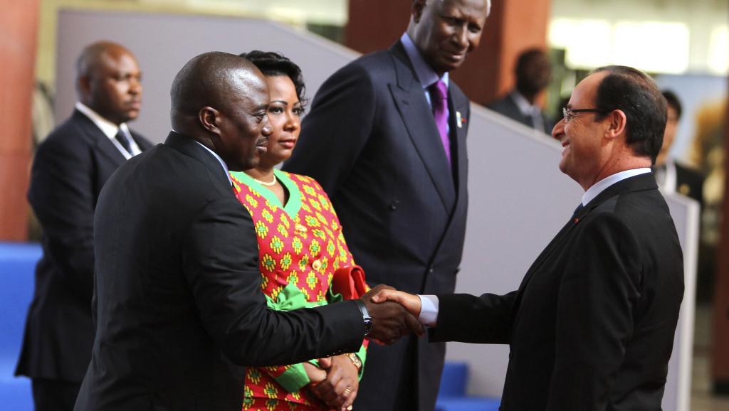 François Hollande et Joseph Kabila à Kinshasa, le 13 octobre 2012. REUTERS/Noor Khamis