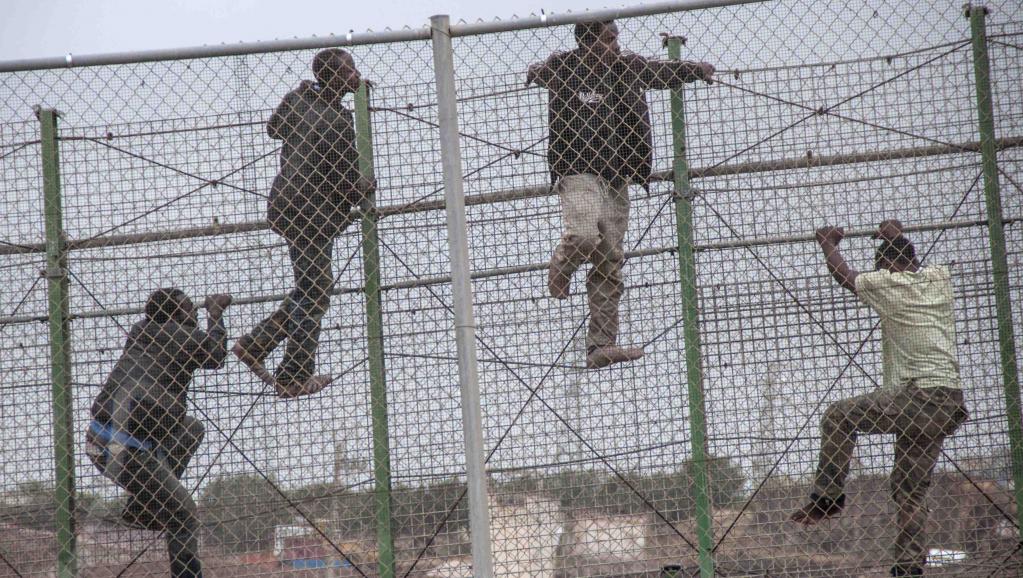 Des migrants tentent le passage dans l'enclave espagnole de Melilla, en territoire marocain, le 17 mai 2014. REUTERS/Jesus Blasco de Avellaneda