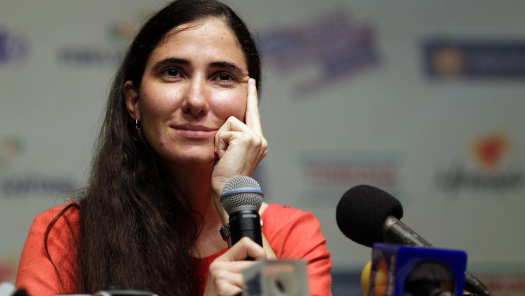 Yoani Sanchez dirige la publication de Quatorze y medio avec son mari. (Photo de Feira de Santana le 19 février 2013) REUTERS/Ueslei Marcelino