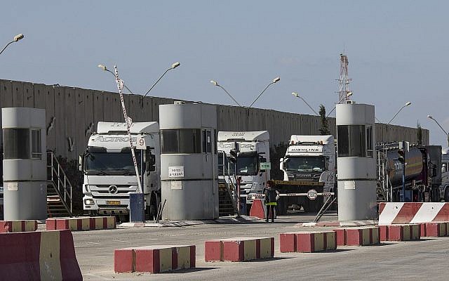 Gaza: Israël rouvre la frontière, entrée de camions de carburant