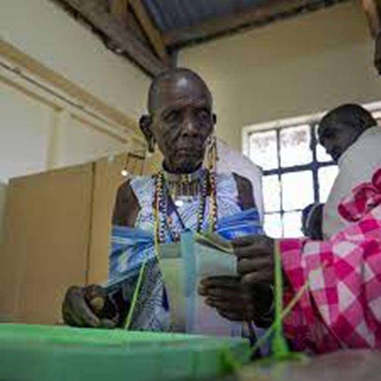 Élections générales au Kenya: les électeurs se rendent aux urnes dans le calme