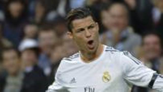 Les attaquants du Real Madrid, Cristiano Ronaldo et Karim Benzema, se sont entraînés vendredi à Lisbonne, où se tiendra samedi la finale de la Ligue des Champions, face à l'Atlético. «Cristiano n'a pas de problème. Il jouera, avait auparavant assuré son entraîneur, Carlo Ancelotti, en conférence de presse. Pour Pepe et Benzema, on va voir. Ils ne se sont pas entrainés cette semaine. Il faut voir s'ils récupèrent bien de l'entraînement d'aujourd'hui.»  Si Benzema pourrait débuter, Pepe reste lui très incertain et, s'il doit déclarer forfait, sera remplacé par Varane.