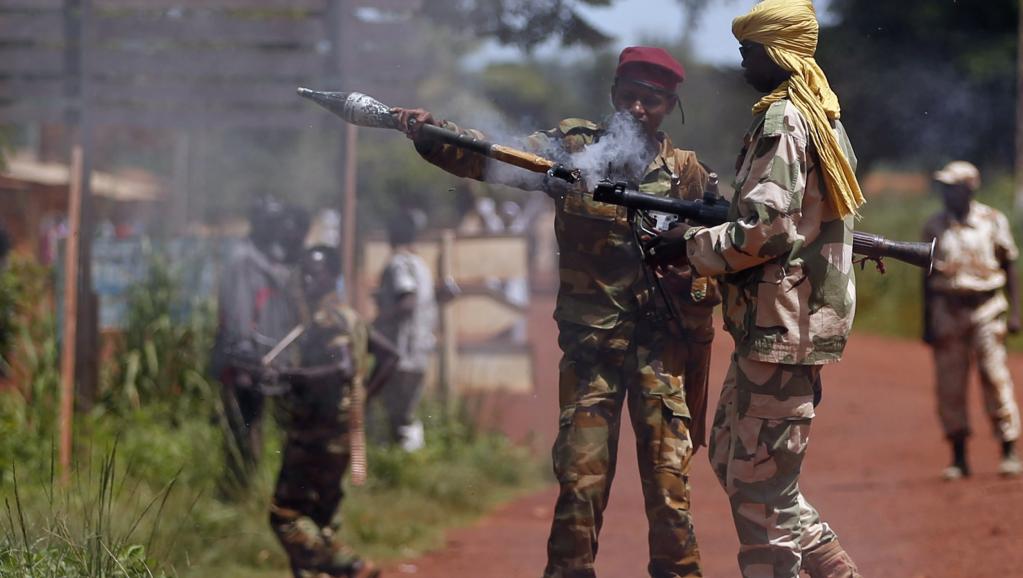 Un soldat de l'ex-Seleka prépare un tir de roquette vers des soldats français. REUTERS/Goran Tomasevic