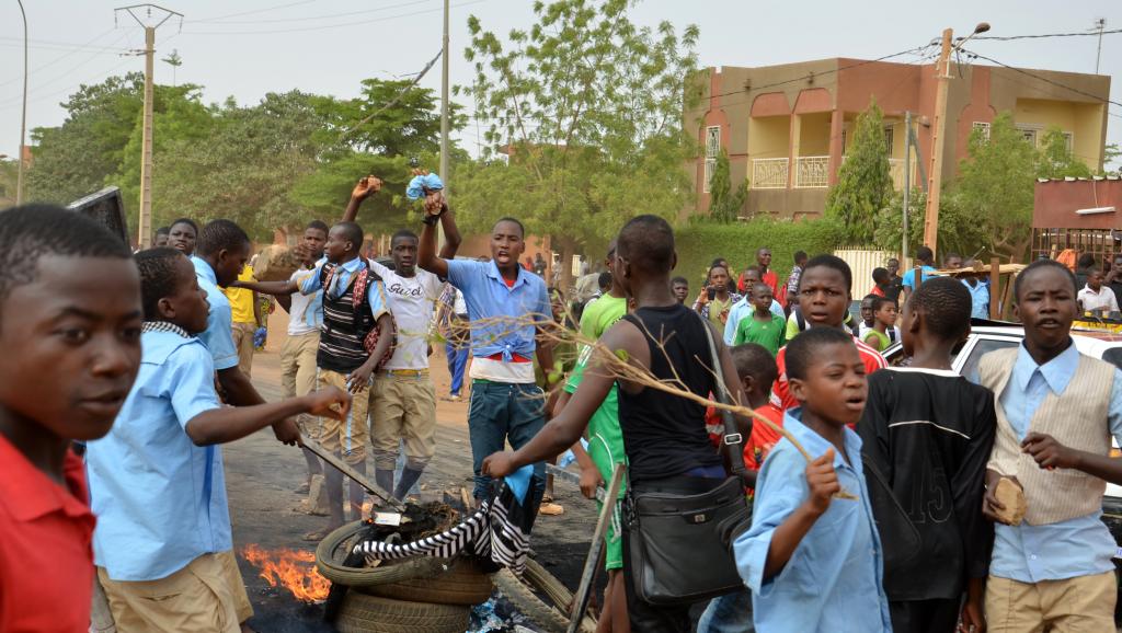 Manifestation de lycéens et d'étudiants pour exiger de meilleures conditions d'études à Niamey, le 30 avril 2014. AFP/BOUREIMA HAMA