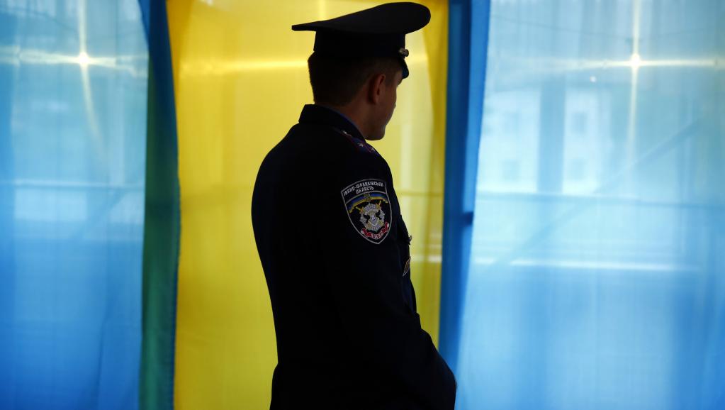 Un policier dans un bureau de vote de Kosmach, dans l'ouest de l'Ukraine, ce dimanche 25 mai avant l'ouverture des bureaux.