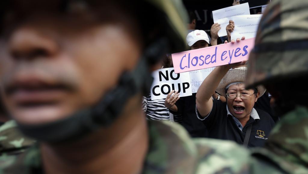 Des manifestants anti-coup d'Etat, à Bangkok ce samedi 24 mai 2014. REUTERS/Damir Sagolj