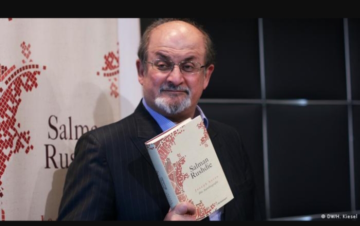 Salman Rushdie poignardé : placé sous respirateur, l'écrivain "pourrait perdre un œil"