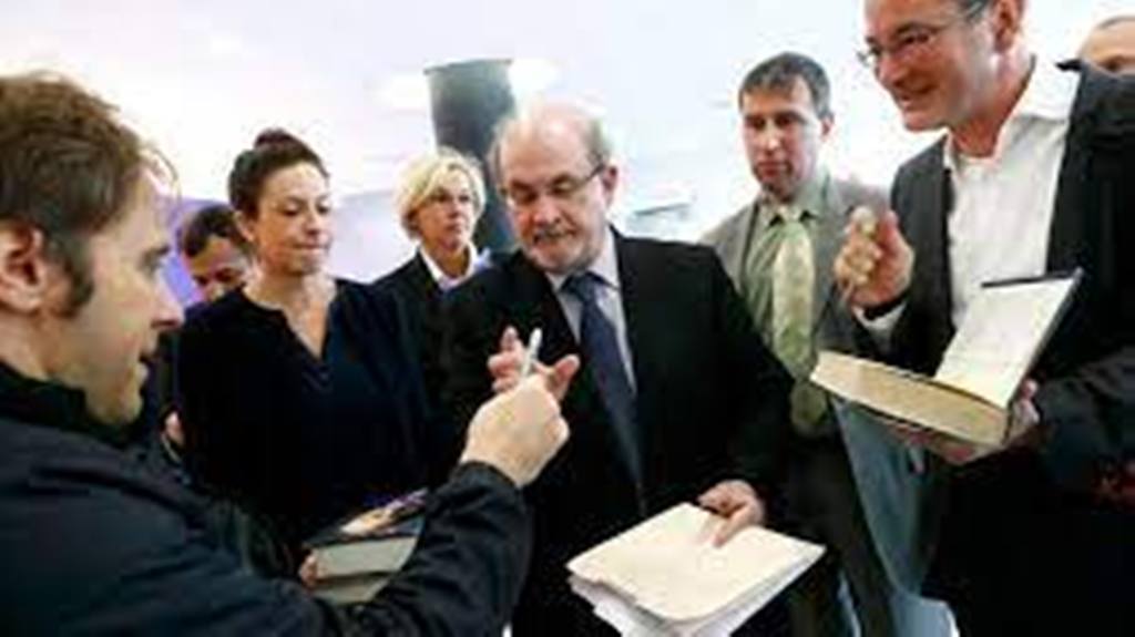 La vie de Salman Rushdie n’est plus en danger, l’assaillant présenté à une juge