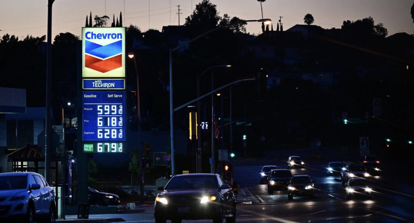 La consommation se maintient aux Etats-Unis, profite de la baisse des prix de l'essence
