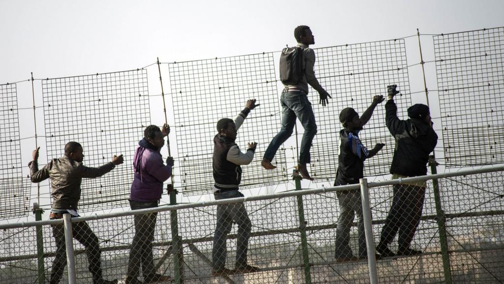 Des migrants africains qui escaladent le grillage surmonté de lames de rasoir, frontière entre l’Espagne et le Maroc, sont arrivés à entrer dans l’enclave espagnole de Melilla (ici le 1er mai 2014). Reuters/Jesus Blasco de Avellaneda