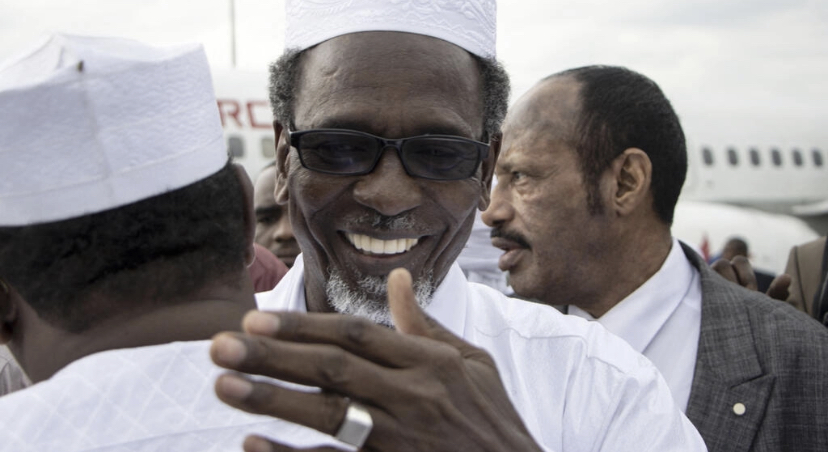 Timan Erdimi, leader de l'Union des forces de la résistance (UFR), salue la foule à son arrivée à l'aéroport international de NDjamena, au Tchad, le 18 août 2022, après 17 ans d'exil. AFP - AURELIE BAZZARA-KIBANGULA