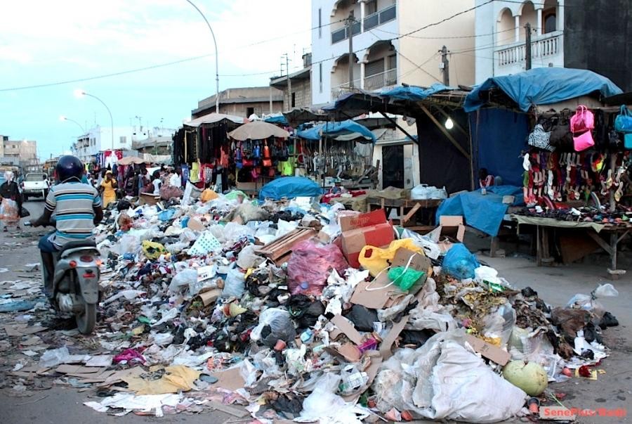 Dakar risque d'être insalubre, les travailleurs du nettoiement bandent les muscles contre le gouvernement
