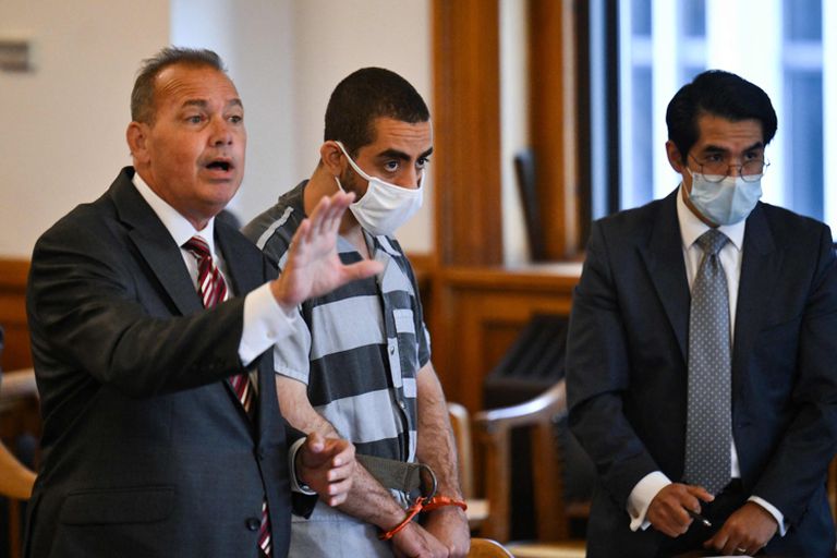 Le suspect de l'attaque contre Salman Rushdie plaide non coupable de tentative de meurtre