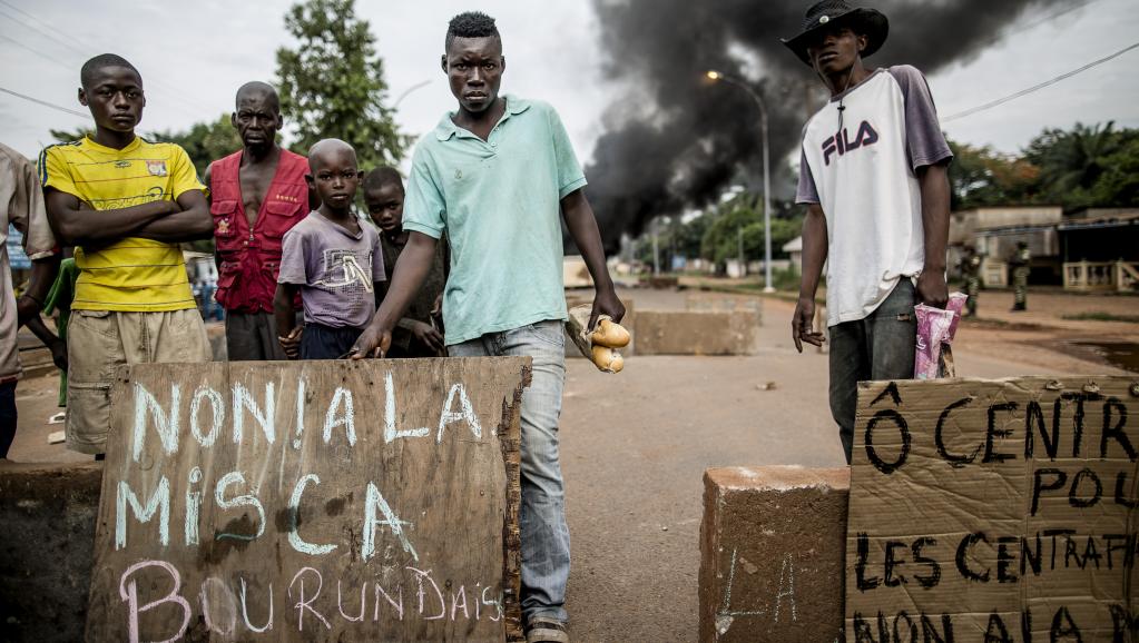 Des manifestants protestent contre la présence des «Burundais de la Misca», le 29 mai 2014 à Bangui. AFP PHOTO / MARCO LONGARI