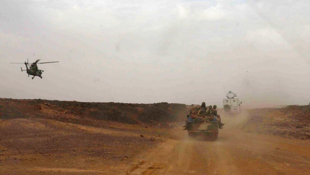 Un hélicoptère de l'armée française escorte un véhicule transporte le Premier ministre malien Moussa Mara, le 17 mai à Kidal. AFP PHOTO / Fabien Offner