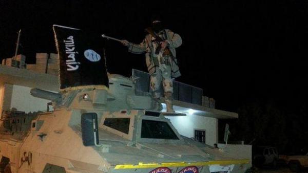 Un blindé frappé de l’insigne de la branche libyenne d’Ansar al Charia sur un checkpoint positionné sur l’une des entrées de Benghazi