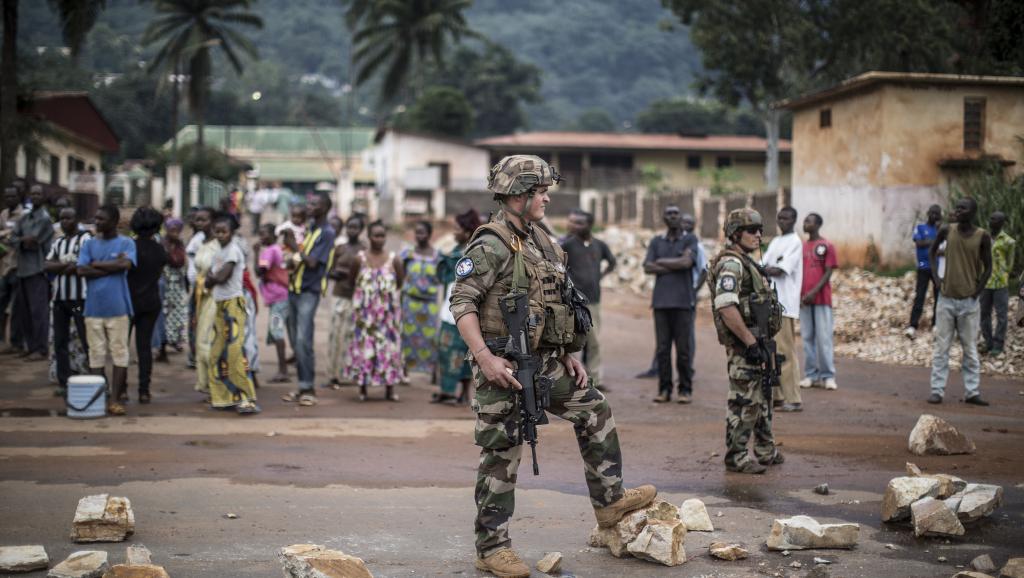 Les forces françaises Sangaris prêtes à riposter contre les manifestants face à une barricade dans le centre de Bangui, vendredi 30 mai 2014. AFP PHOTO/MARCO LONGARI
